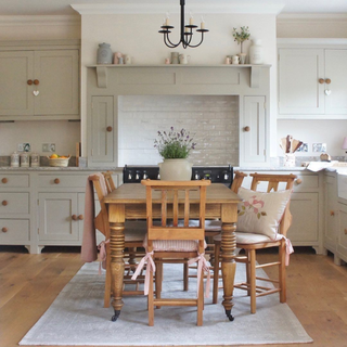 How to Create a Farmhouse Style Interior