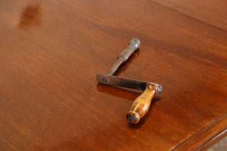 Extending Handle on Table Top