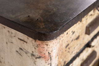 metal-corner-close-up