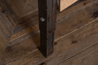 close-up-of-adjustable-leg