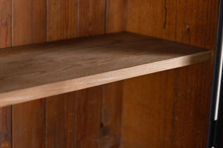 oak-shelf-close-up