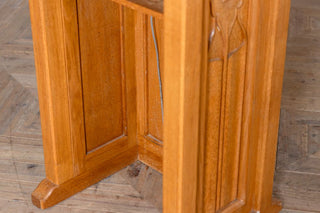 solid-english-oak-lectern-stand-close-up