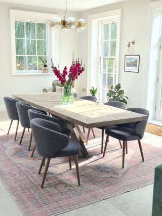 chairs-around-table-photo-credit-@oldrectonewoldrec