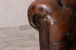 chesterfield-sofa-brown-armrest