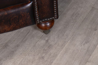 chesterfield-sofa-brown-feet