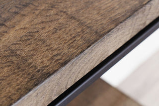 wooden-shelf-close-up