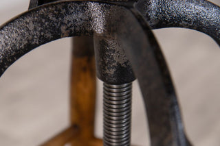 old-english-bar-stool-adjusting-mechanism
