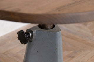 close-up-of-adjustable-height-mechanism