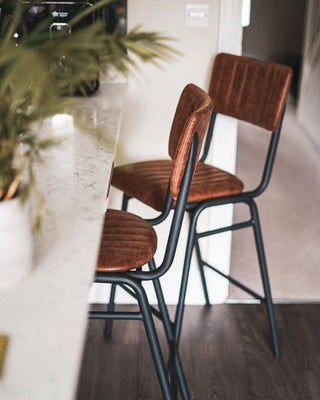 tan-stools-at-kitchen-bar