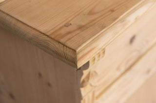 close-up-of-pine-corner