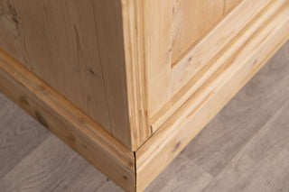 close-up-of-pine-corner