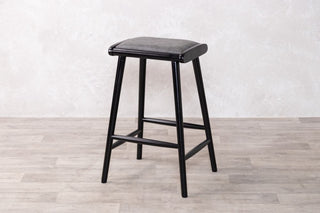 chameleon-stool-black-dorian-grey-counter