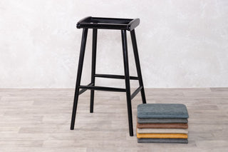 chameleon-stool-black-frame-with-pads