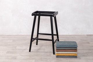 chameleon-stool-black-frame-with-pads
