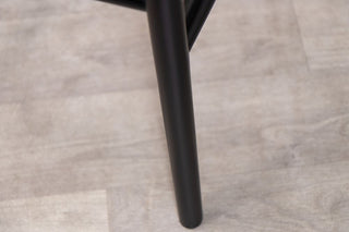chameleon-stool-black-frame
