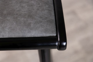 chameleon-stool-black-dorian-grey-seat