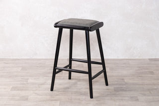 chameleon-stool-black-stone-green-counter