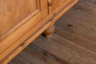 pine-cupboard-close-up