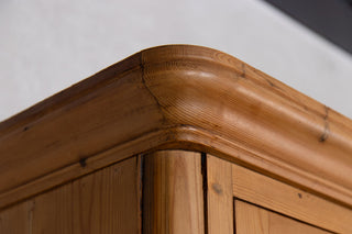 pine-edge-close-up