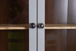 cast-handles-close-up