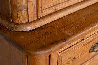 pine-cupboard-close-up