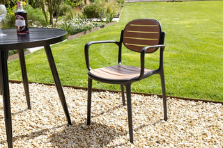 florida-garden-chair-brown-lifestyle