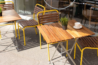 summer-outdoor-chair-range-around-restaurant-table