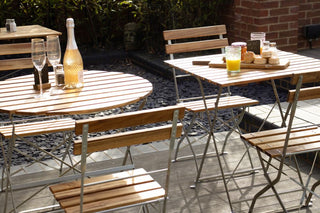 outdoor-chair-and-table