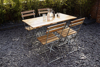 outdoor-chair-and-table
