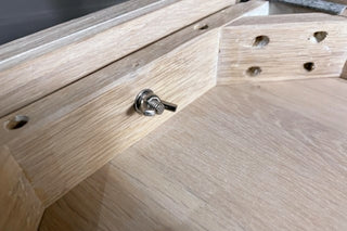 dining-chair-close-up-of-bolt