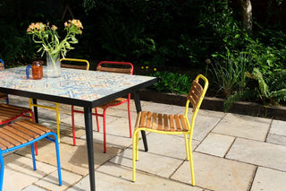 summer-outdoor-chair-range-around-outdoor-table