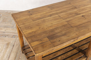 wooden-tabletop-close-up