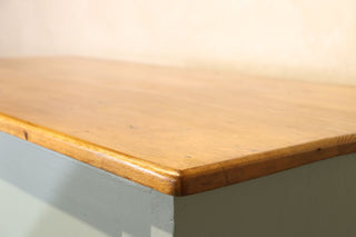 cupboard-corner-close-up