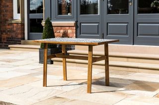 restaurant-style-table