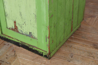 bottom-of-maître-d-stand