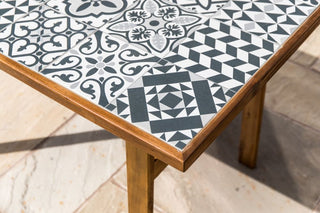 monochrome-style-restaurant-table