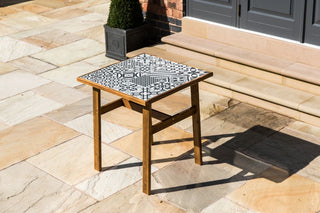 monochrome-table-wooden-leg