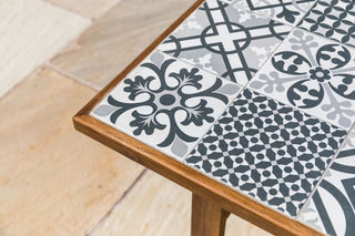 monochrome-wooden-leg-table