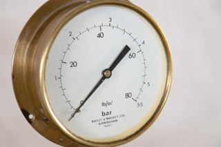 pressure-gauge-close-up