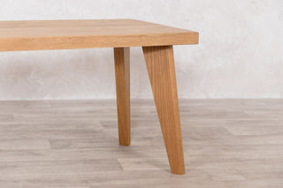oak-dining-legs-top-close-up
