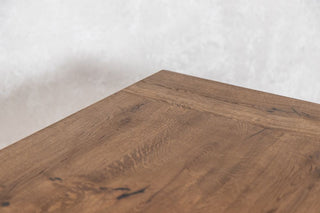 oak-tapered-table-with-dark-stained-oak-top-close-up