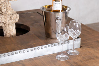 wine-glasses-on-dining-table 