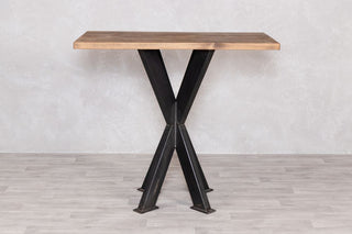 pine-top-poseur-on-tank-trap