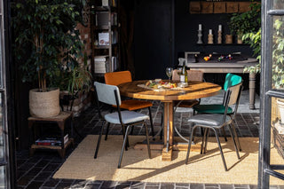 shoreditch-restaurant-cafe-chairs-by-table