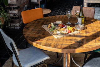 shoreditch-restaurant-cafe-chairs-by-table