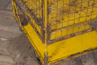base-of-yellow-trolley