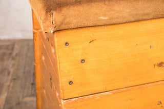 retro display vaulting horse