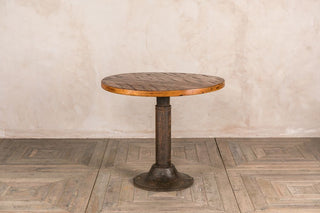 round dining table