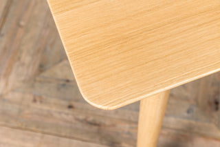 scandinavian-oak-table-close-up