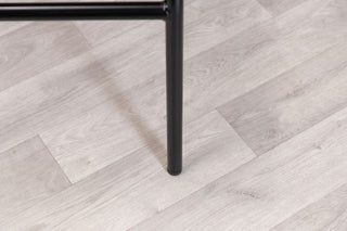 black-summer-chair-with-arms-leg